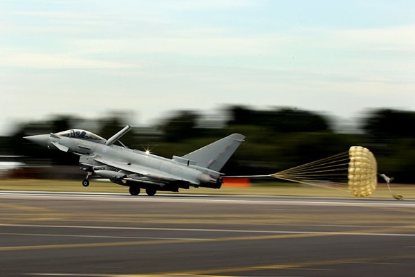 farnborough_air_show_eurofigher_landing_maneuvre.jpg