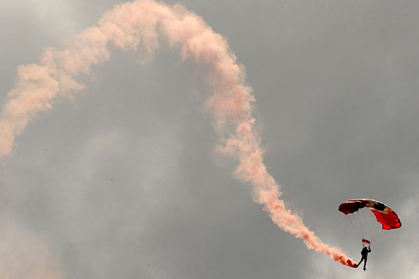 farnborough_air_show_red_devils_parachute_regiment_freefall_team.jpg