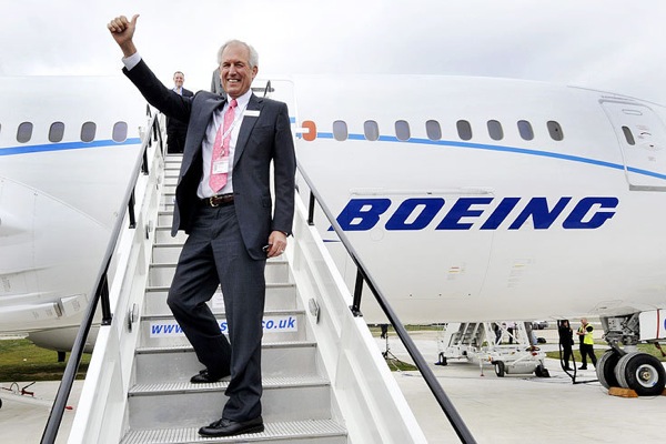 farnborough_boeing_787_dreamliner_first_international_landing_jim_mcnerney.jpg