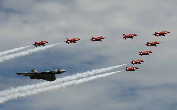 farnborough_royal_air_force_red_arrows_hawker_vulcan2.jpg