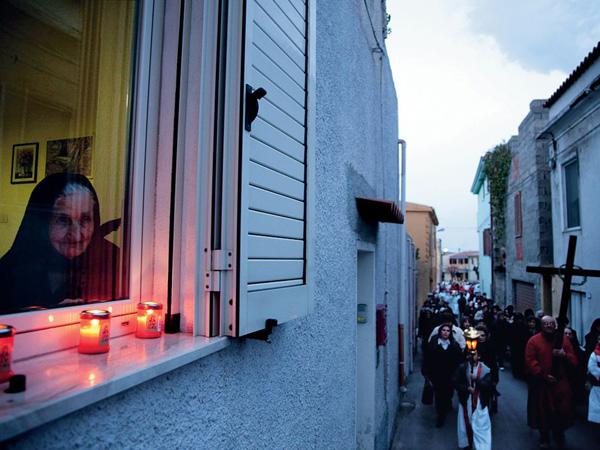 good-friday-procession-italy_30328_990x742.jpg