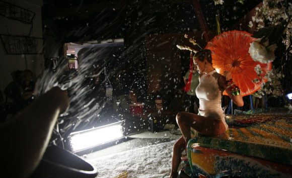 Uma-Thurman-x-David-Lachapelle-for-Schweppes-Making-Off-580x354.jpg