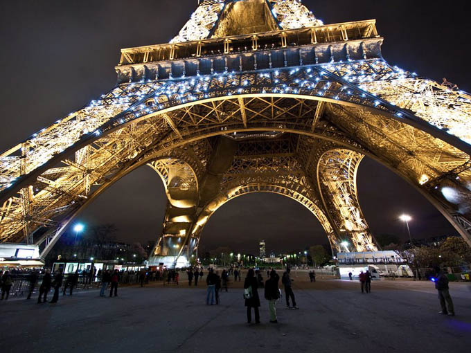 eiffel-tower-lights_35198_990x742.jpg