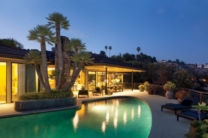 steven-meisel-beverly-hills-mid-centruy-home-1-600x401.jpg