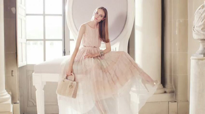 An exceptional Christmas by Dior - YouTube - Windows Internet Explorer_2012-12-17_22-23-26.jpg