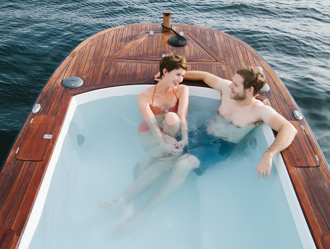 TheHotTubBoat04.jpg