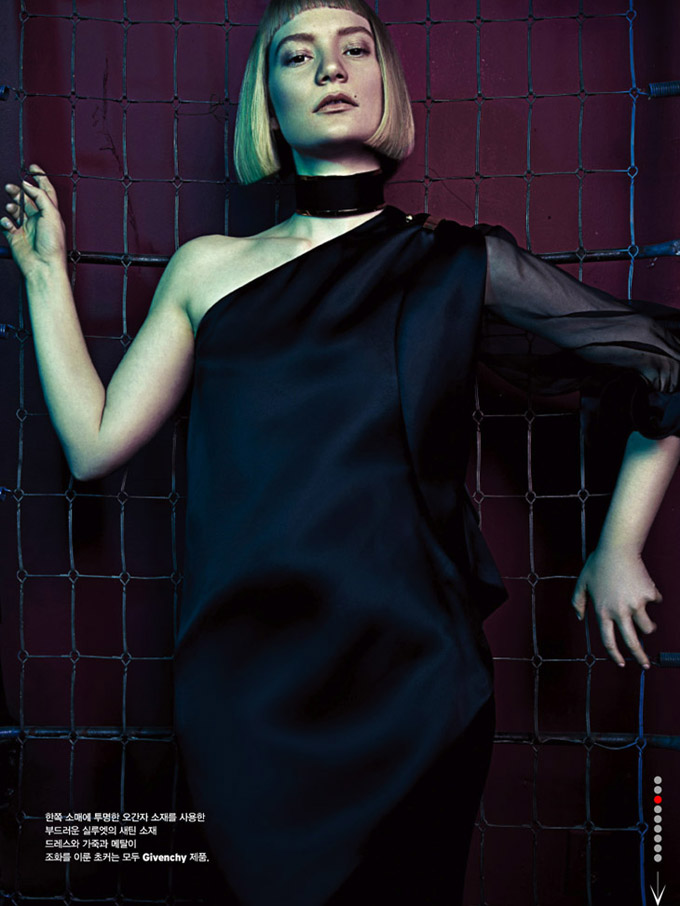 Mia-Wasikowska-W-Korea-March-2013-04.jpg