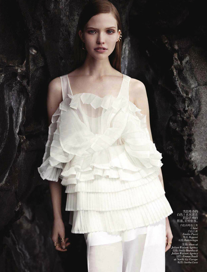 Sasha-Luss-Vogue-China-01.jpg