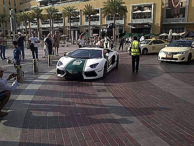 dubai-police-lamborghini-aventador-mall-1280.jpg