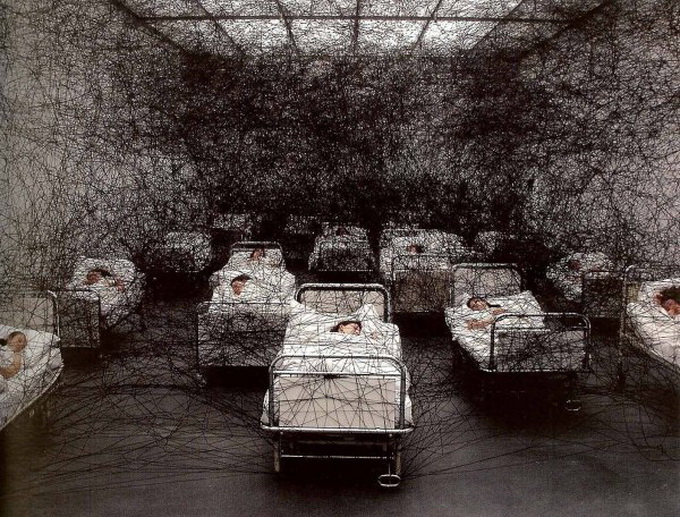 chiharu-shiotas-installations-01-600x902.jpg