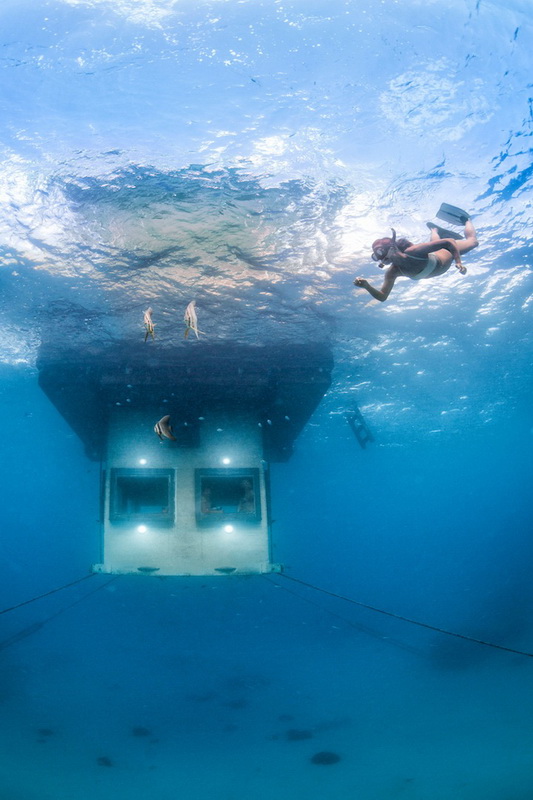 mantaunderwaterroom3.jpg