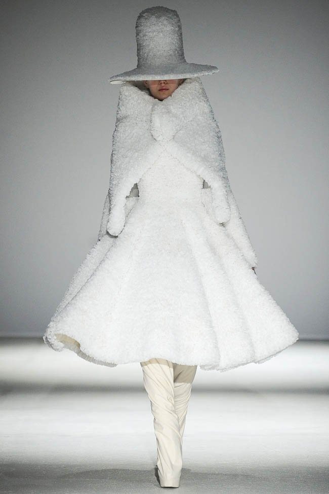 gareth-pugh-fall-winter-2014-show1.jpg