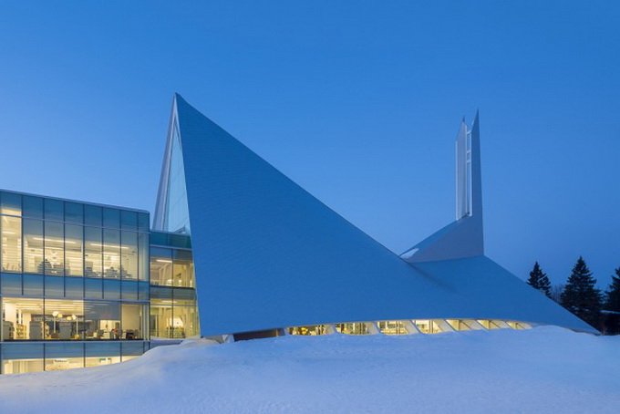 Church-Converted-in-Library-in-Quebec1a-640x572.jpg