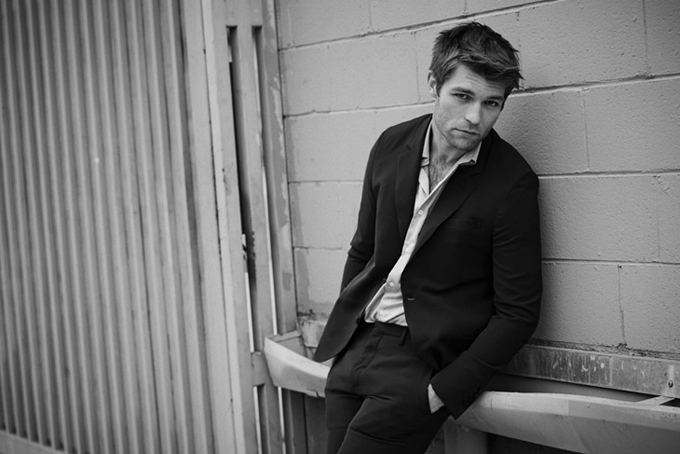 Liam-McIntyre-LUomo-Vogue-Eric-Gullemain-09.jpg