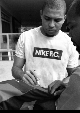 Su14_NSW_NikeFC_History_Ronaldo_Autograph_28978.jpg