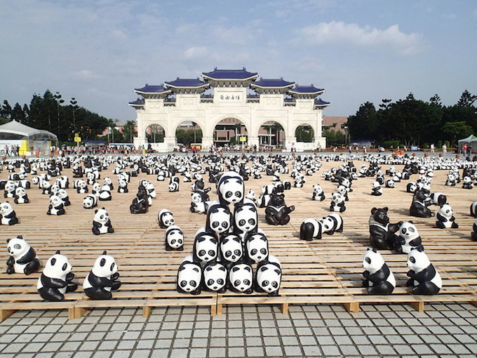 1600_pandas_hong_kong_05.jpg