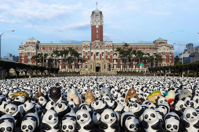 1600_pandas_hong_kong_07.jpg