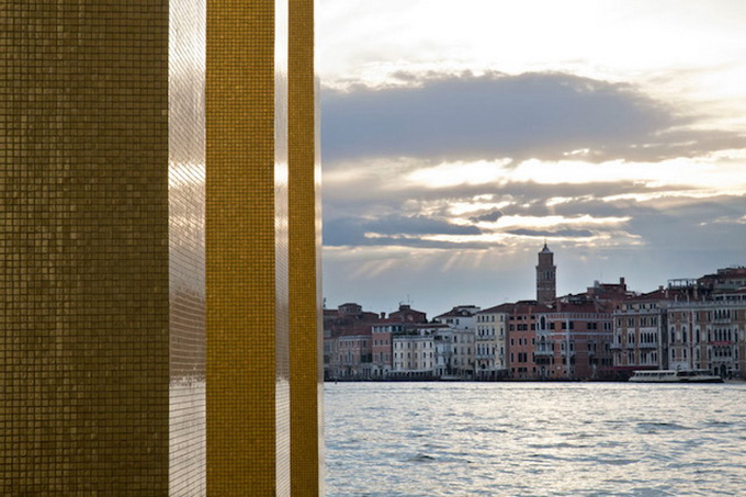 Gold-Columns-at-The-Venice-Biennale-_2.jpg