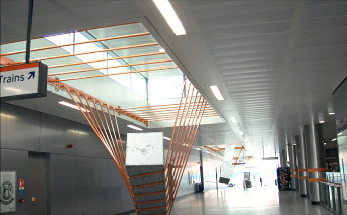 Elasticity-Installation-in-Dalston-Junction-Station1-640x_9.jpg