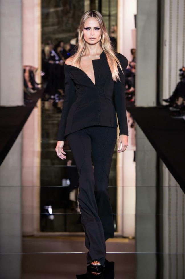 http://www.etoday.ru/uploads/2015/01/27/atelier-versace-haute-couture-spring-2015-runway01.jpg