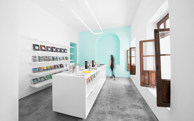 anagrama-conarte-library-interiors-monterrey-mexico-designboom-09.jpg