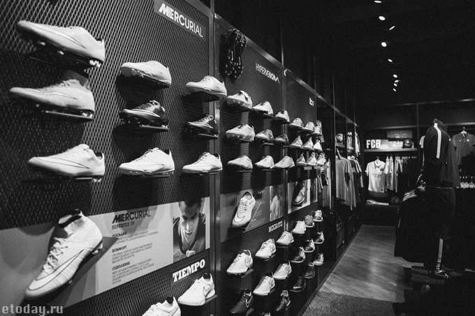 Магазин кроссовок пермь. Nike shop. Магазин кроссовок. Первый магазин найк. Магазин кроссовок черный.