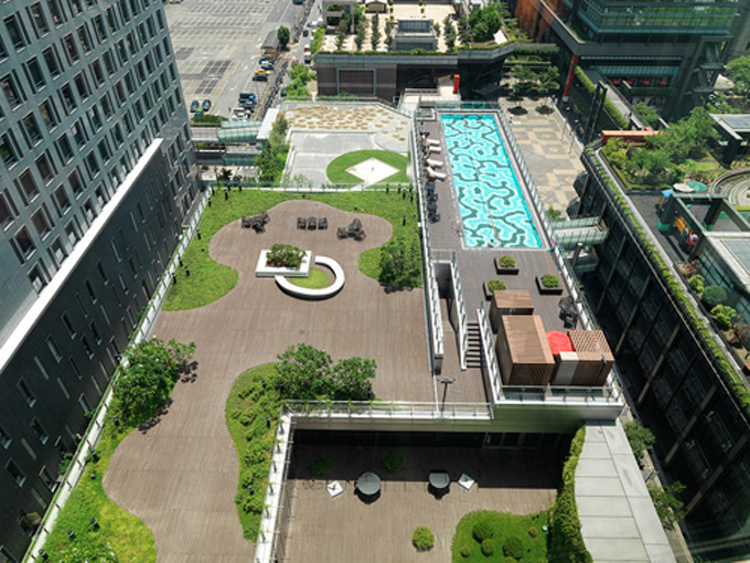 Крутой бассейн на крыше отеля в Тайване. ФОТО 
