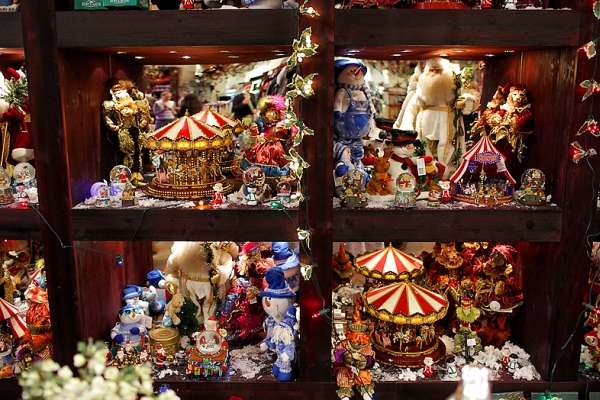 Елочные игрушки прилавок. Игрушки бельгия. Игрушки бельгия. Витрина с новогодними игрушками. Музей игрушек бельгия фото.