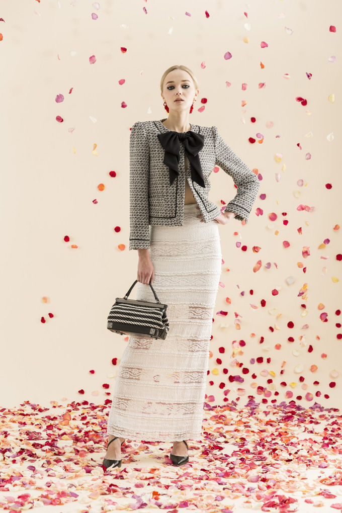 Платье фирмы Элис 2020 года белое. Alice + Olivia Resort 2020 Fashion show. Collection 2014